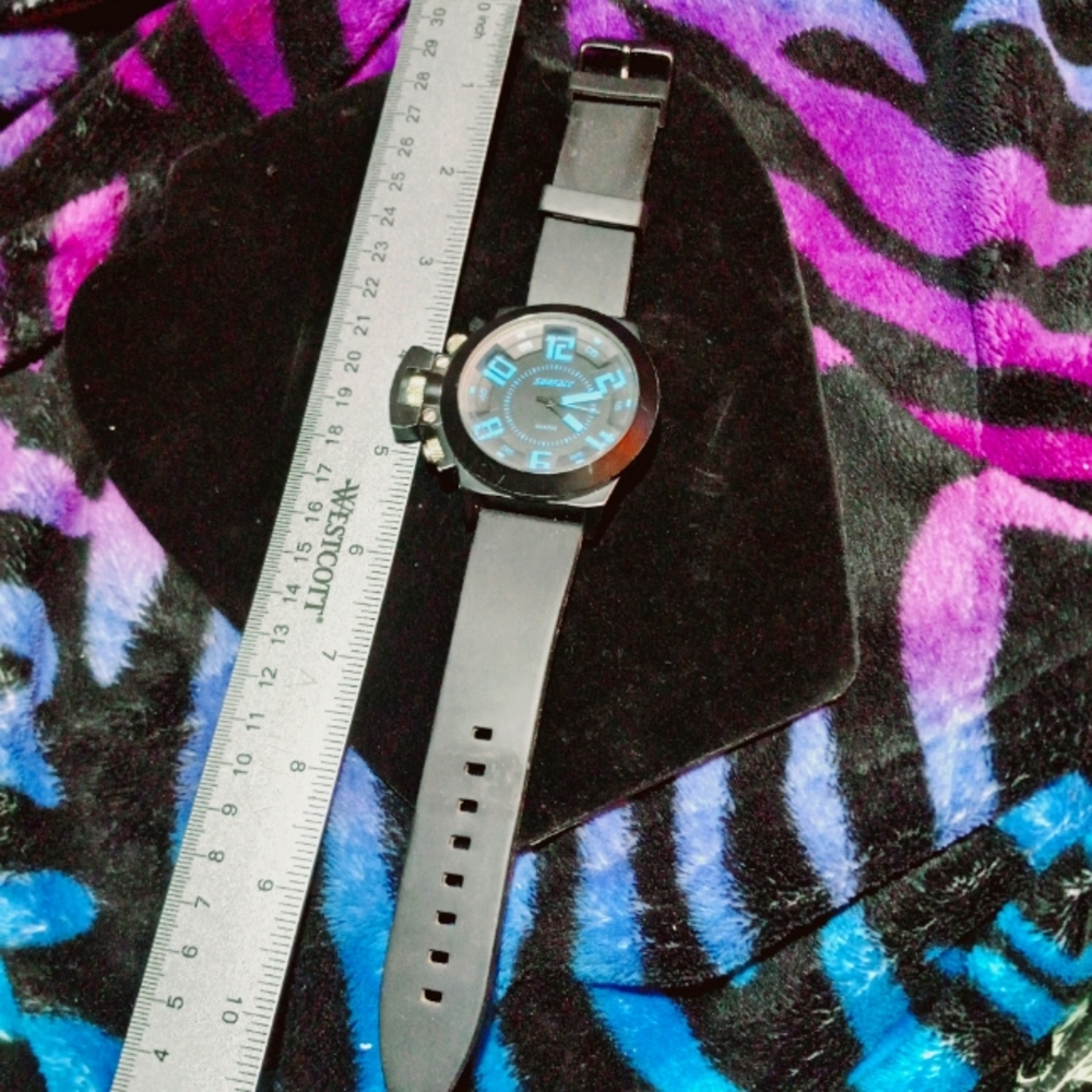 Mens Quartz Surface Watch with Silicone Band and Stainlese Steel Back